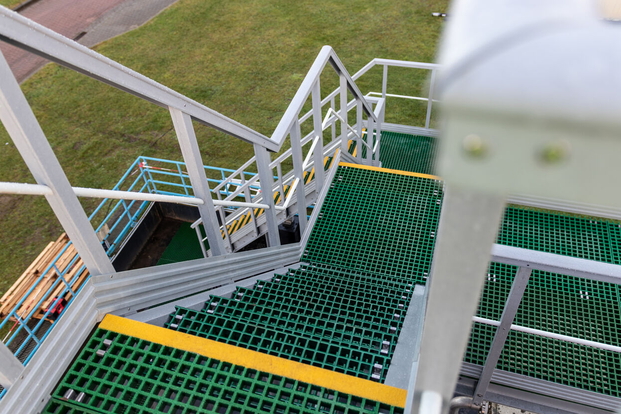 Kunststof trap voor tankinstallatie van WPC De Gavers