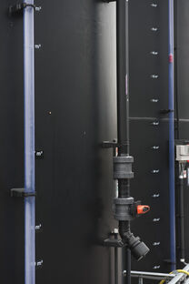 Niveauvlottersysteem op de cilinderwand van de opslagtank