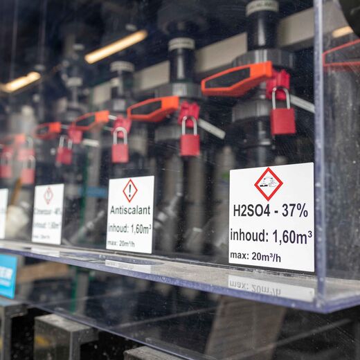 Identificatieplaat bij elk vulpunt