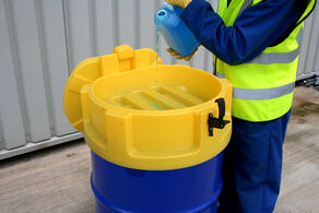 Kunststof trechter/opvangbak voor 200 l vat met RVS zeef en deksel - Ø620 x 265 mm