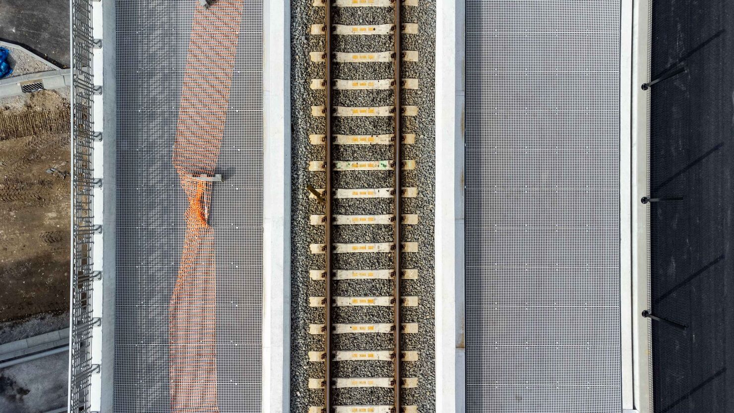 Kunststof roosters als dienstpad langs de sporen van station Ronse