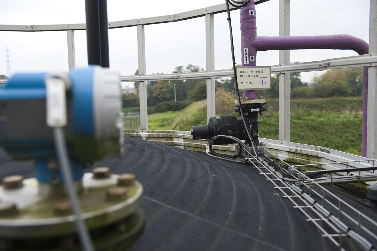 opslagtank-met-bordes-kooiladder-bij-solae