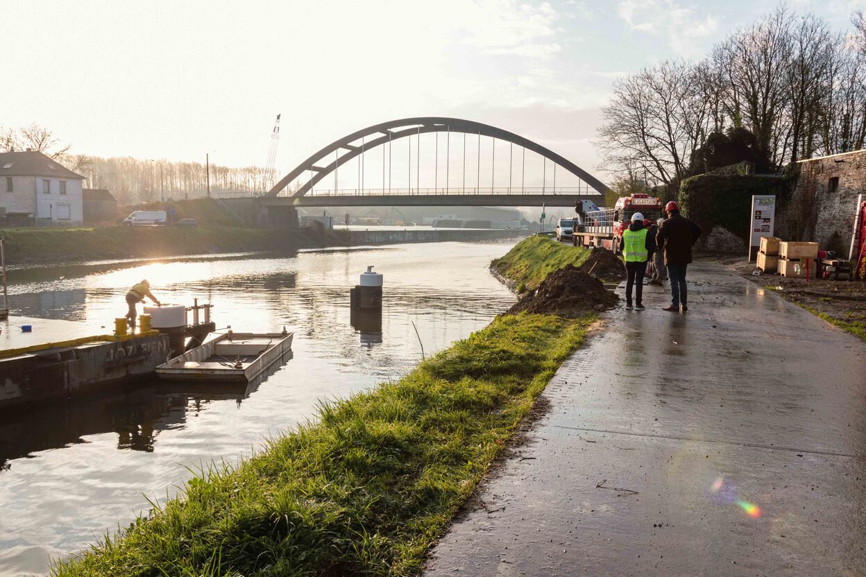 Vervaardigen en installeren van brug in composiet langs de Schelde (Doornik)