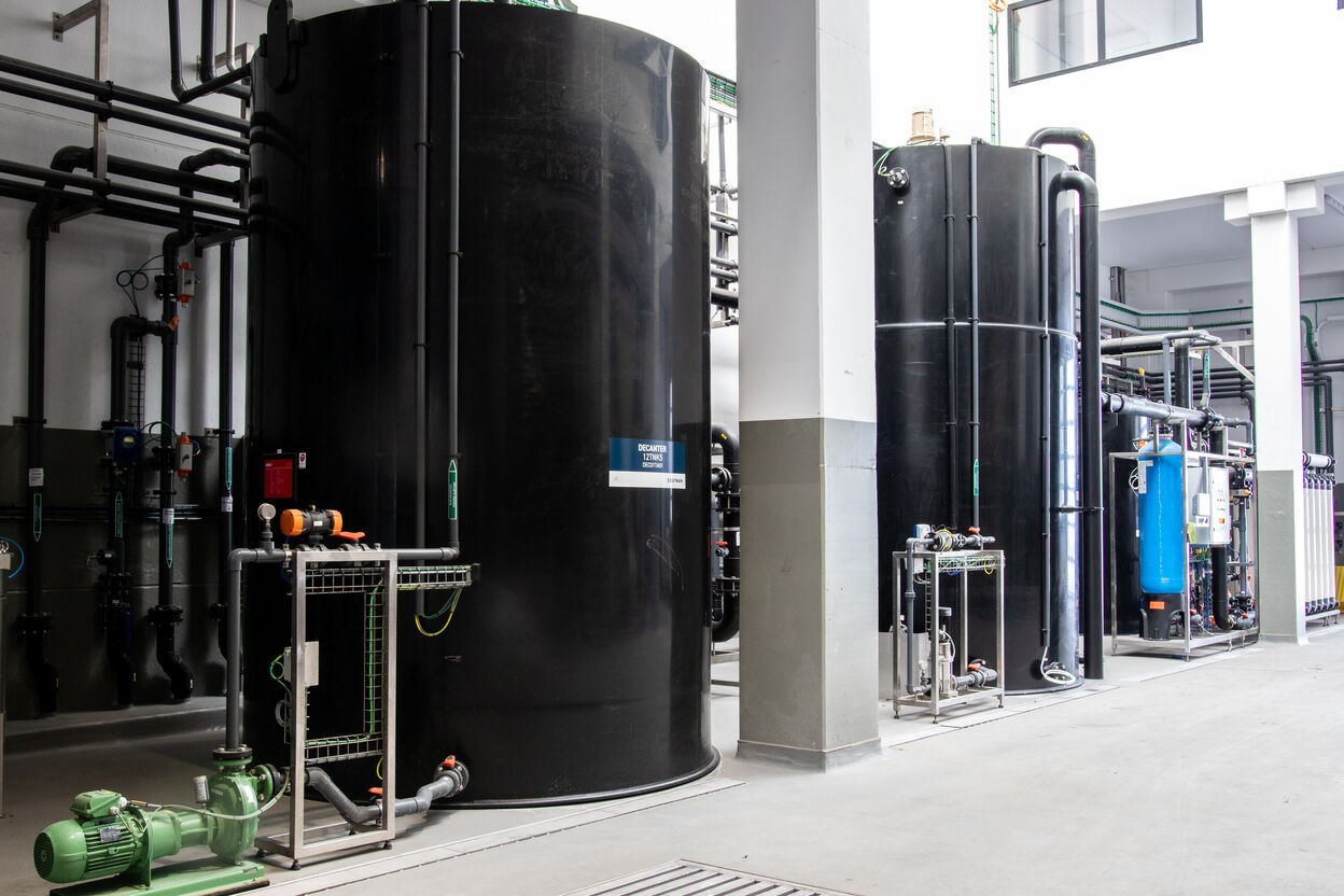 Opslagtanks en roertanks voor hergebruik van proces- en pekelwater bij Zoutman