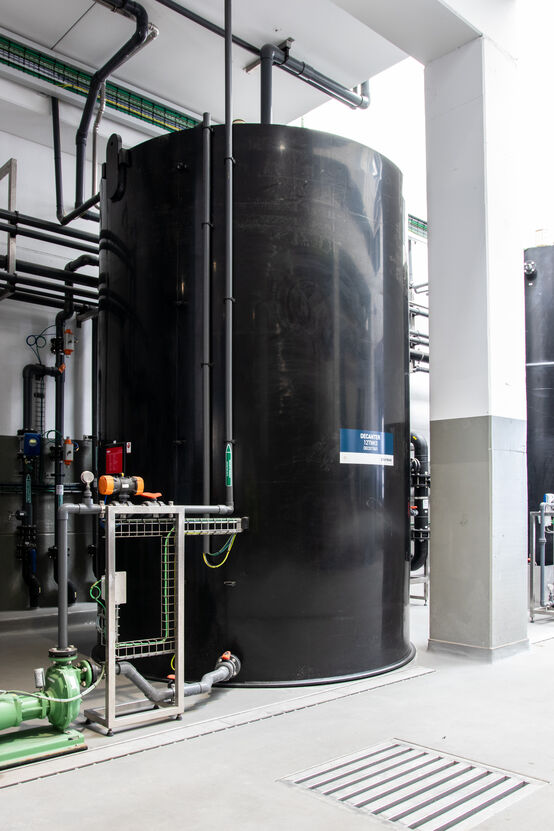 Opslagtanks en roertanks voor hergebruik van proces- en pekelwater bij Zoutman