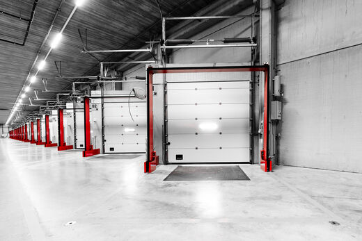 Loading bay containment barrier