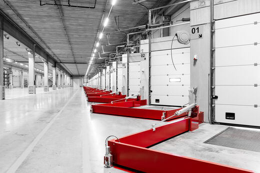 Loading bay containment barrier