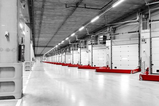 Loading bay containment barrier