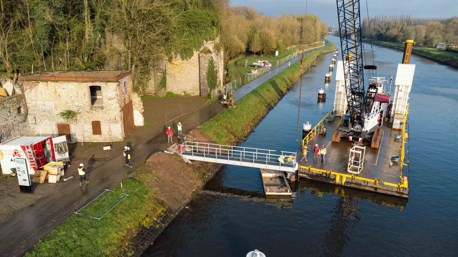 Vervaardigen en installeren van brug in composiet langs de Schelde(Doornik)