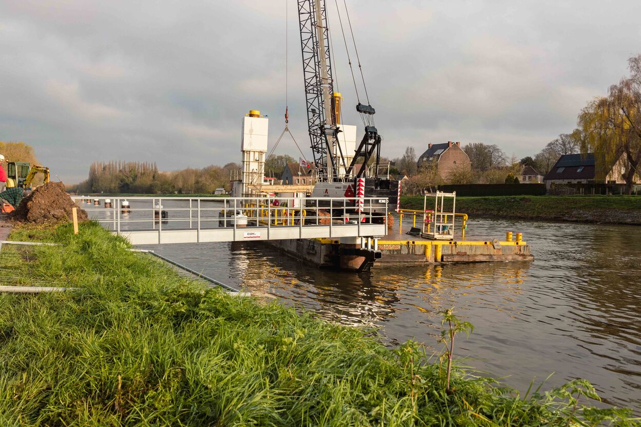 Vervaardigen en installeren van brug in composiet langs de Schelde (Doornik)
